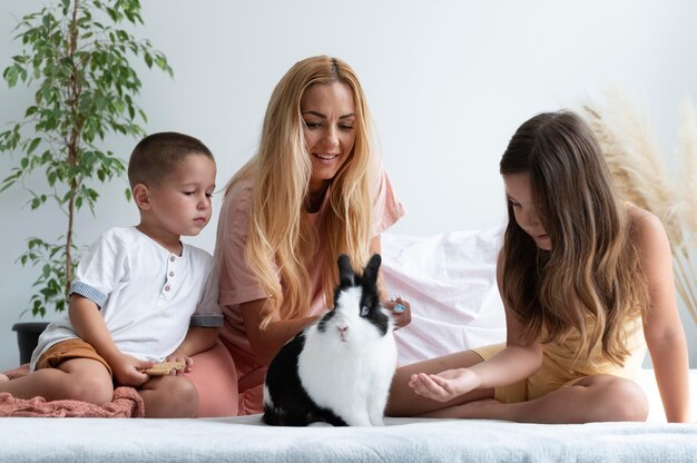 Pais passando tempo de qualidade com seus filhos