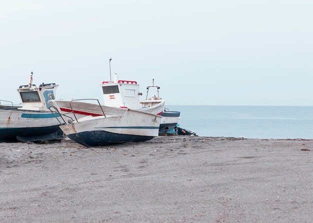 Paisagem à beira-mar com barcos