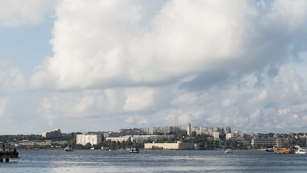 Foto grátis paisagem bonita do oceano com tempo nublado