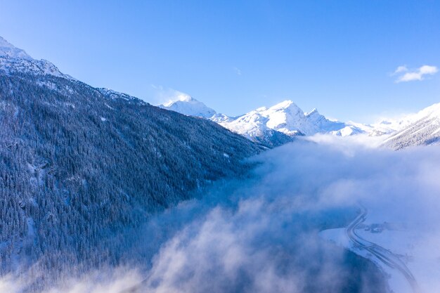Paisagem cênica de montanhas cobertas de neve na Suíça - perfeita para papel de parede