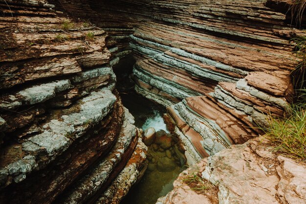 Paisagem cheia de formações rochosas