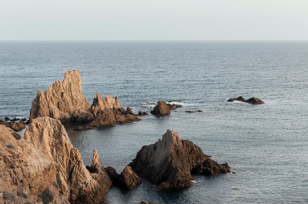 Paisagem com mar e rochas