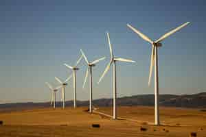 Foto grátis paisagem com moinhos de vento