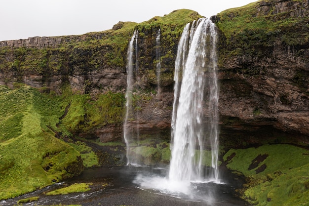 Paisagem da Islândia com uma bela cachoeira