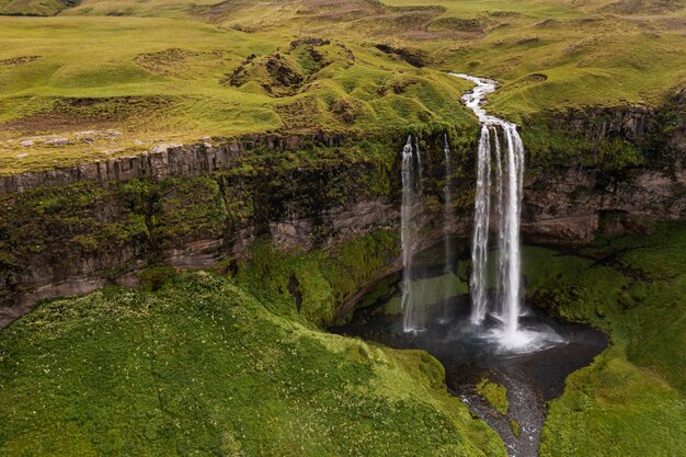 Paisagem da Islândia com uma bela cachoeira