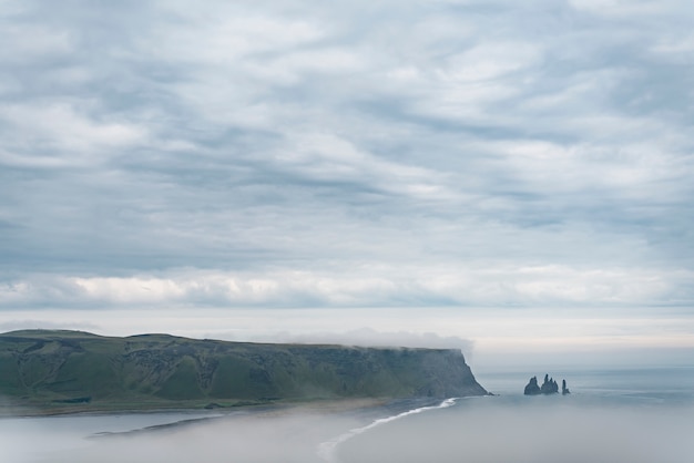 Foto grátis paisagem da natureza nublada pelo lago