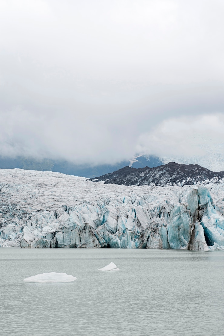 Foto grátis paisagem da natureza nublada pelo lago