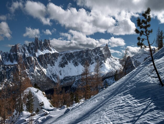 Paisagem das Dolomitas cobertas de neve sob o sol nos Alpes italianos