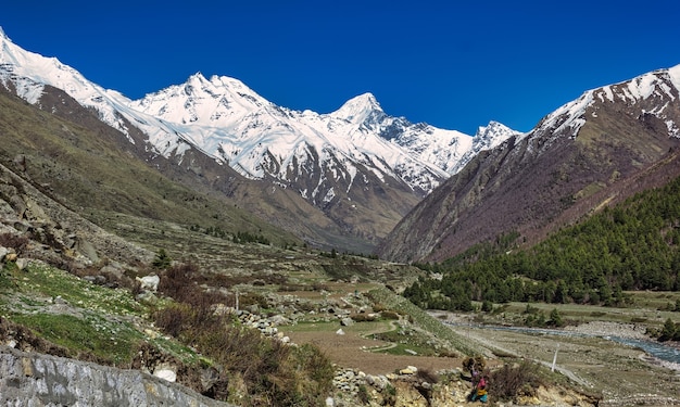 Paisagem das montanhas cobertas de neve do Himalaia perto da vila de Chitkul em Kinnaur, Índia