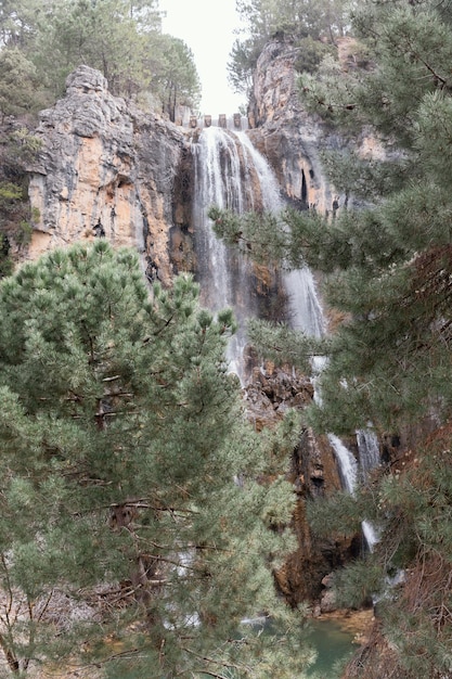 Paisagem de cachoeira nas montanhas