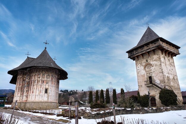 Paisagem de dois mosteiros romenos transilvanianos religiosos construídos em estilo rústico