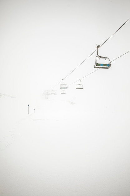 Paisagem de inverno com teleférico