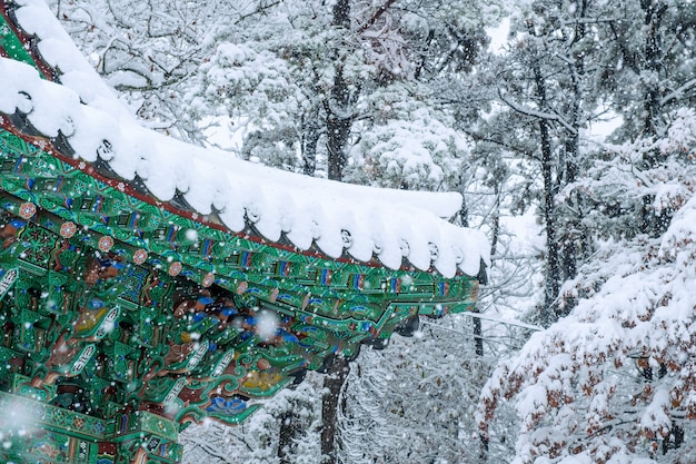 Paisagem de inverno com telhado de gyeongbokgung e neve caindo em Seul, Coreia do Sul