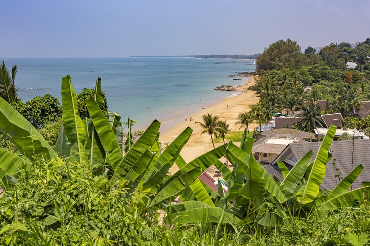 Paisagem de mar com casas na praia
