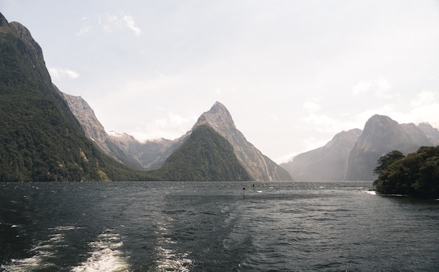 Paisagem de Milford Sound sob a luz do sol durante o dia na Nova Zelândia