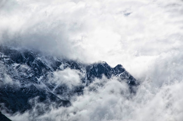 paisagem de montanha com nevoeiro e céu nublado