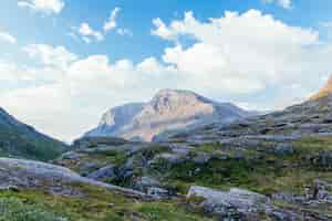 Foto grátis paisagem de montanha rochosa contra o céu azul
