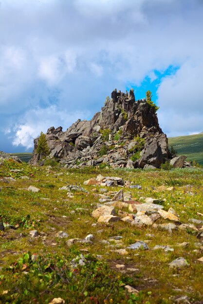 Paisagem de montanhas rochosas