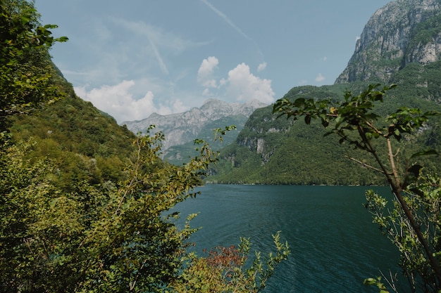 Paisagem, de, um, lago, cercado, por, montanhas