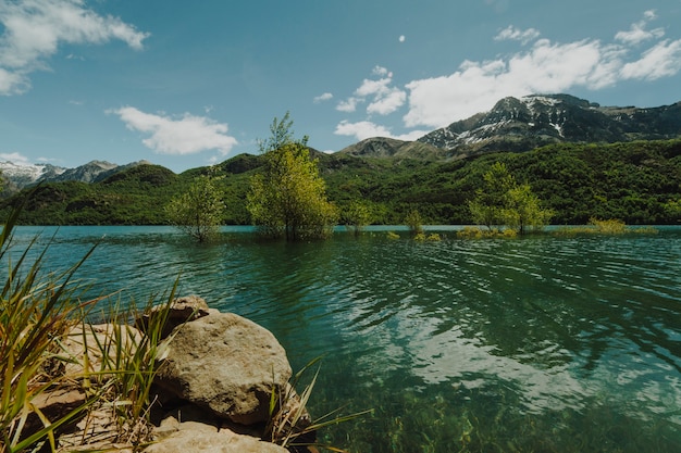 Paisagem, de, um, lago, cercado, por, montanhas