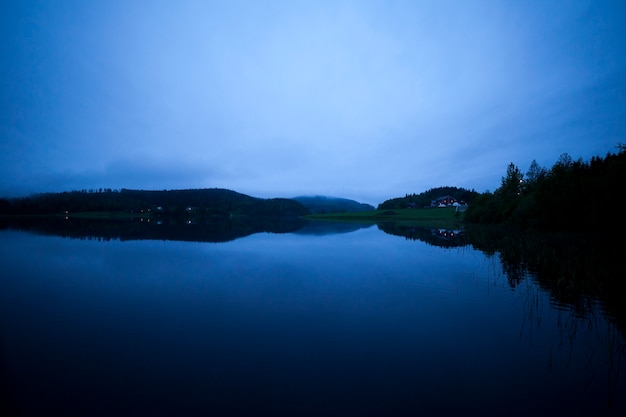 Paisagem, de, um, lago, cercado, por, montanhas