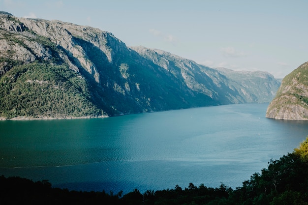 Paisagem, de, um, lago, cercado, por, montanhas