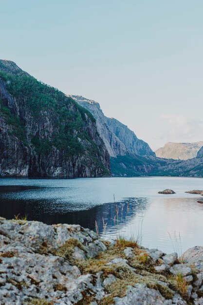 Paisagem, de, um, lago, cercado, por, montanhas