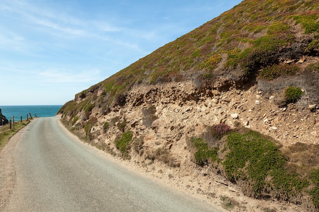 Paisagem de uma estrada de montanha com mar e céu azuis