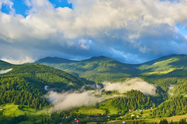 Paisagem de verão nas montanhas e o céu azul