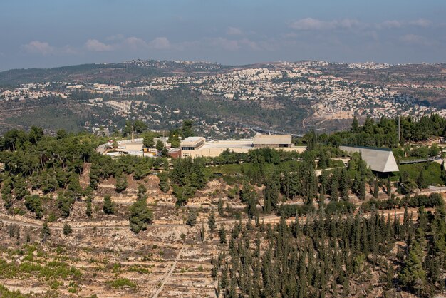 Paisagem de Yad Vashem sob um céu nublado em Jerusalém, em Israel