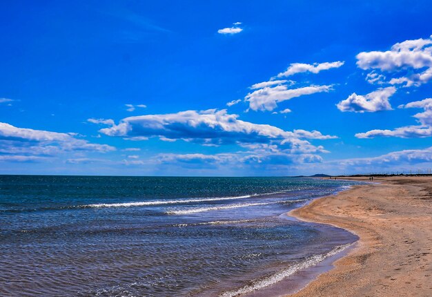 Paisagem deslumbrante de uma praia sob um céu nublado nas Ilhas Canárias, Espanha