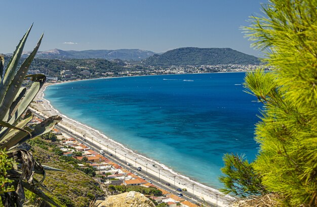 Paisagem do mar com montanhas ao longe