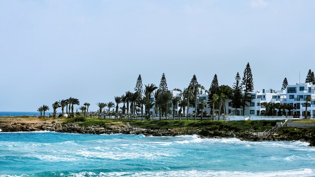 Paisagem do mar ondulado e um resort de luxo