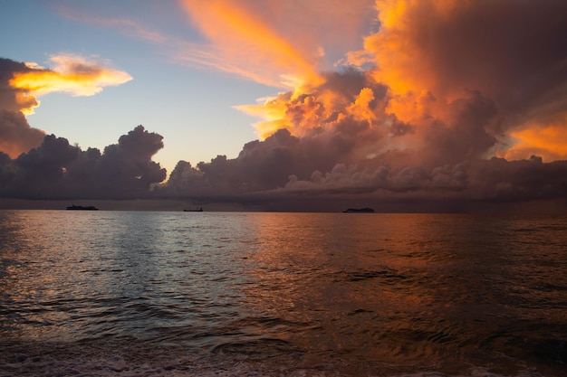 Paisagem do Oceano Atlântico sob um céu nublado durante um nascer do sol de tirar o fôlego pela manhã
