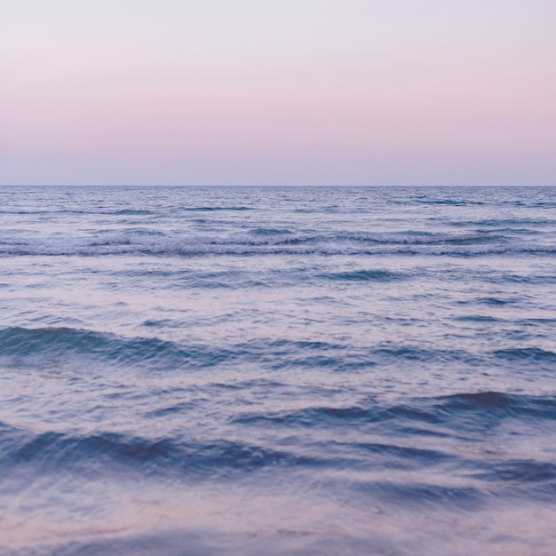 Paisagem do oceano com um fundo de mar roxo