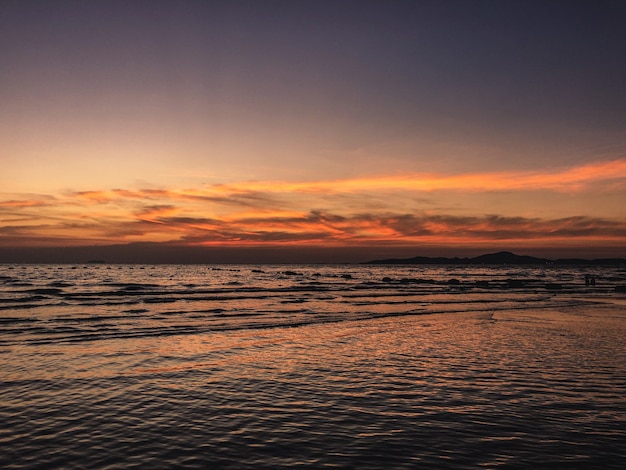 Foto grátis paisagem do oceano durante um belo pôr do sol - perfeito para papéis de parede