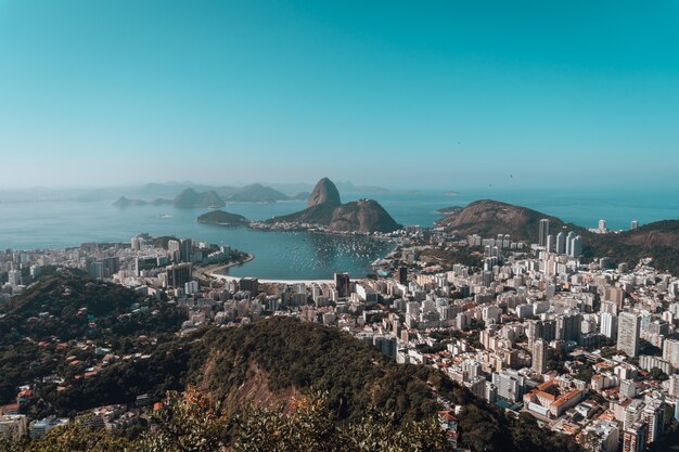 Paisagem do Rio de Janeiro cercada pelo mar sob um céu azul no Brasil