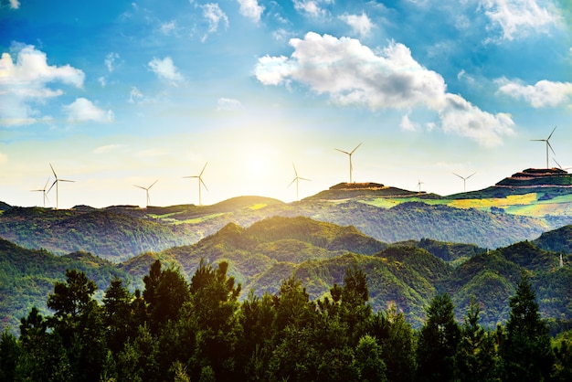 Paisagem ensolarada com moinhos de vento