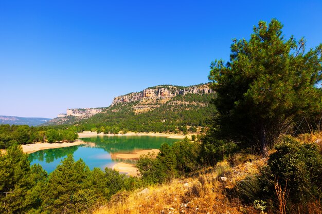 paisagem horizontal com lago de montanhas