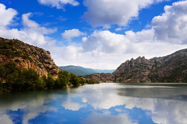 paisagem horizontal com lago de montanhas