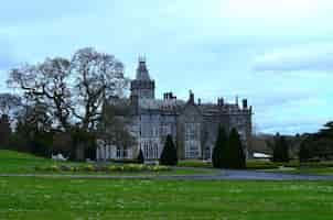 Foto grátis paisagem incrível ao redor da mansão adare na irlanda