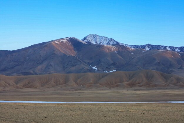 Paisagem incrível de inverno na Mongólia Cena colorida nas montanhas Parque Nacional Tsagaan Shuvuut