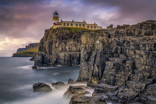 Paisagem litorânea com farol