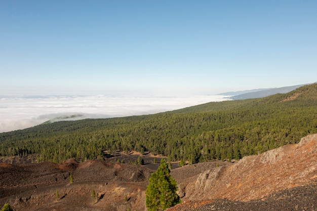 Paisagem montanhosa acima das nuvens