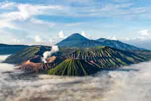 Foto grátis paisagem montanhosa com nevoeiro