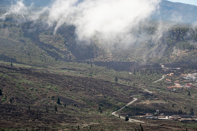 Paisagem montanhosa com nuvens