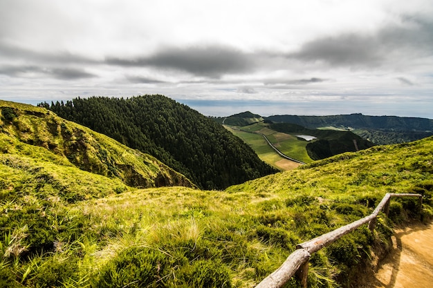 Foto grátis paisagem montanhosa com trilha e vista dos belos lagos de ponta delgada, ilha de são miguel, açores, portugal.