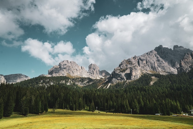 Paisagem montanhosa no Parque Natural Three Peaks, na Itália
