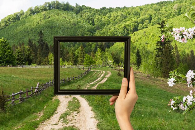 Paisagem natural com moldura de mão