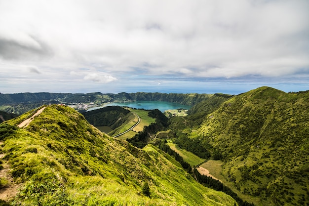 Paisagem panorâmica com vista para três lagoas incríveis, Lagoa de Santiago, Rasa e lagoa Azul, Lagoa Sete Cidades. Os Açores são um dos principais destinos turísticos de Portugal
